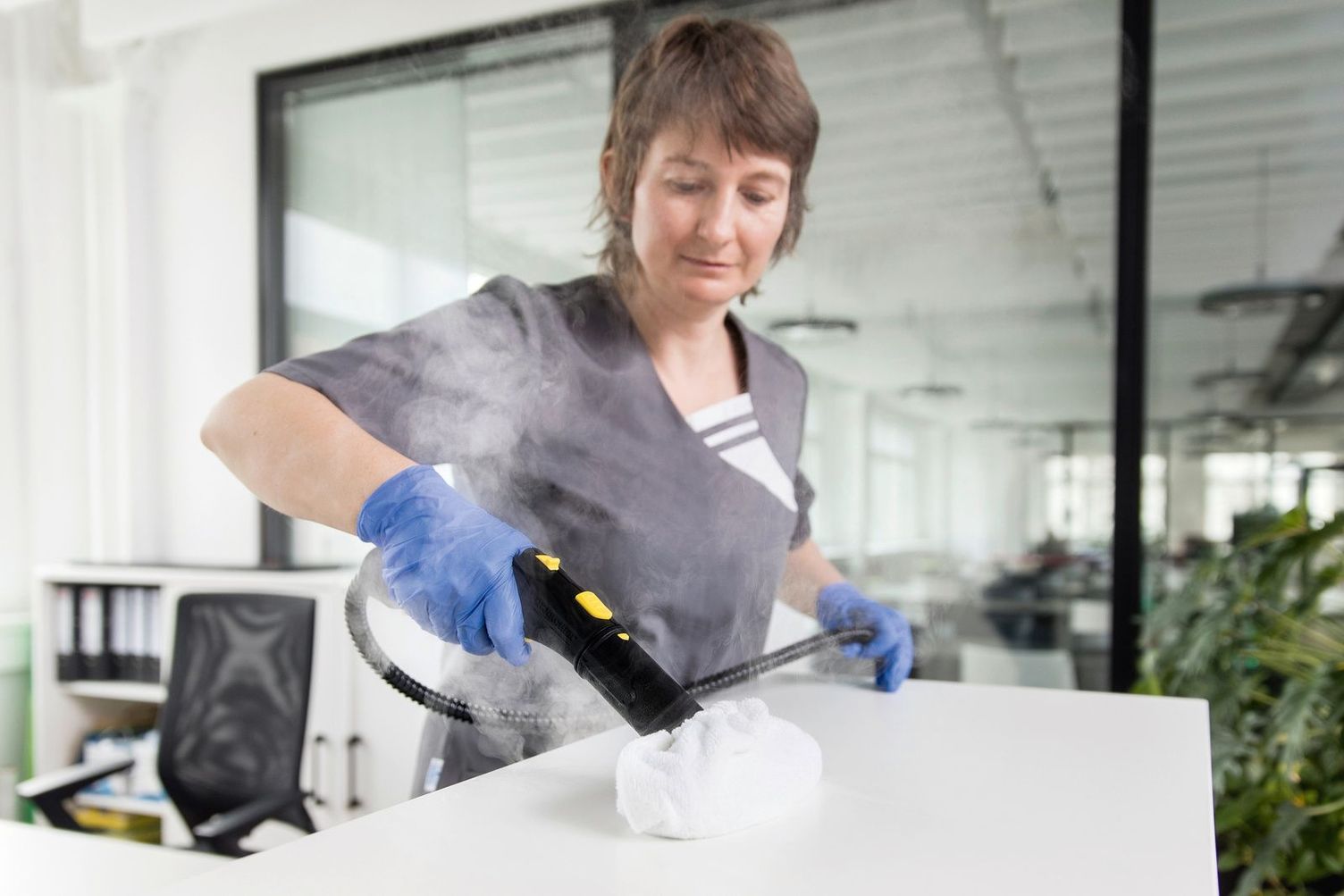 Surface cleaning with steam