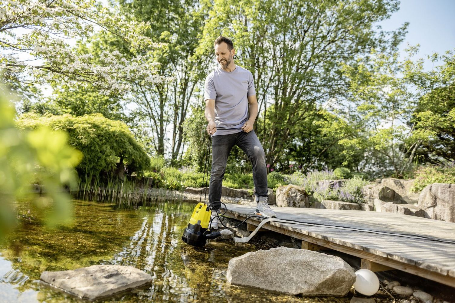 Draining a pond Draining a pond with a Kärcher submersible pump