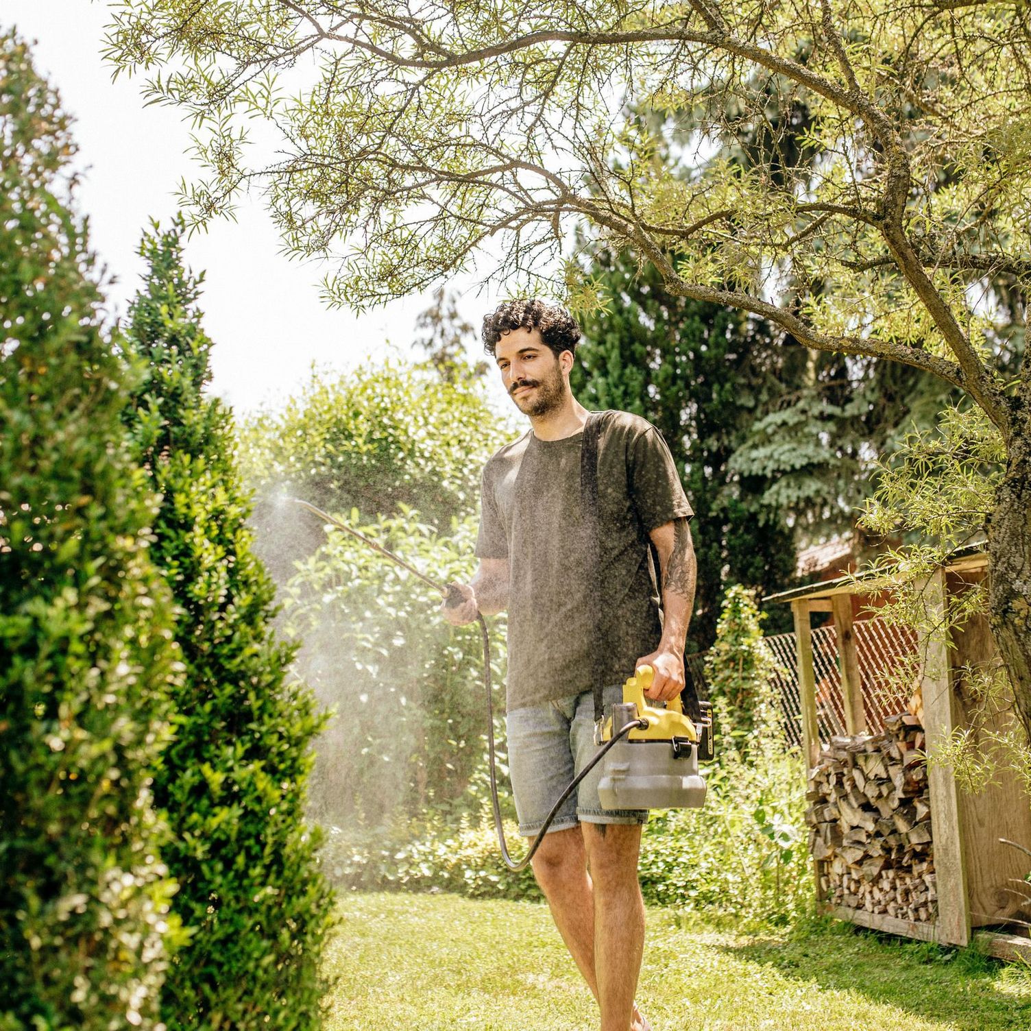 Pest control with the Kärcher cordless pressure sprayer Person fights pests with the Kärcher cordless pressure sprayer