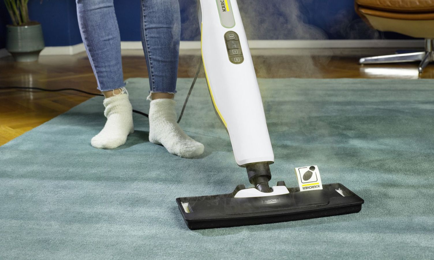 Refreshing carpet fibres with the Kärcher steam cleaner