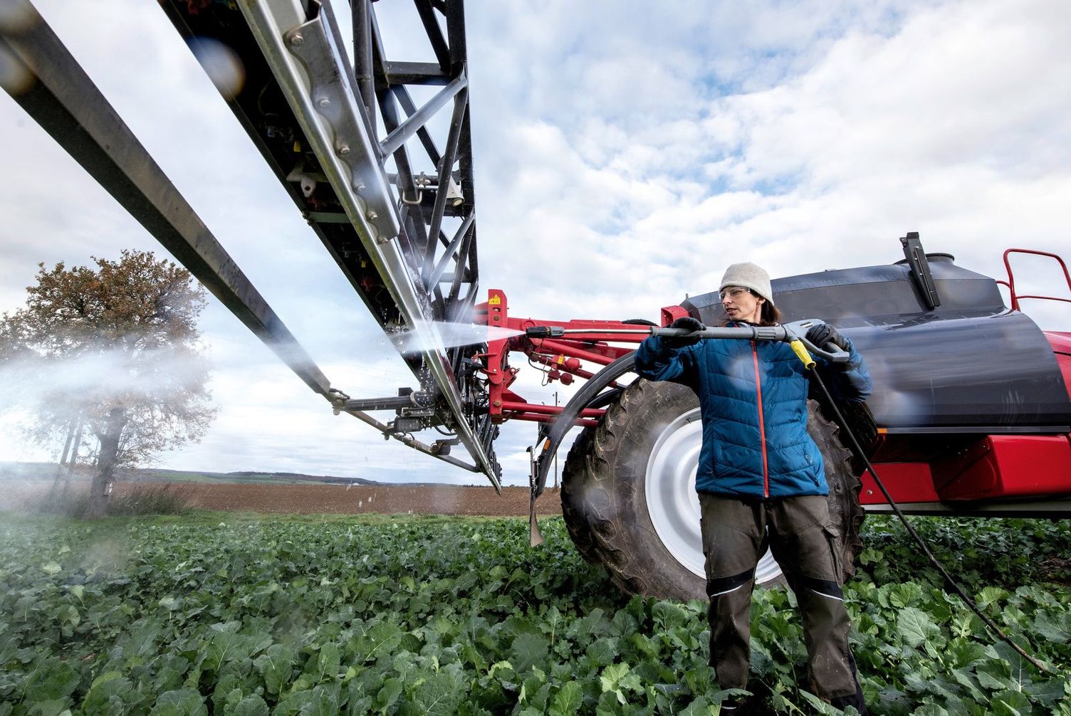 Cleaning field sprayers