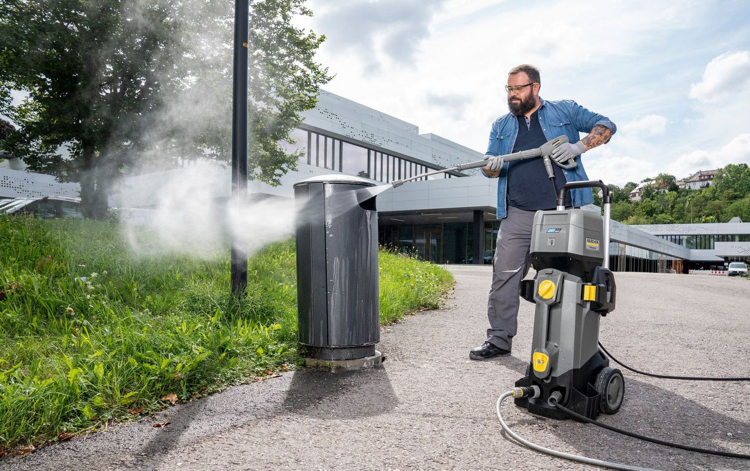 Cleaning smooth surfaces with a high-pressure cleaner Cleaning smooth surfaces with a high-pressure cleaner