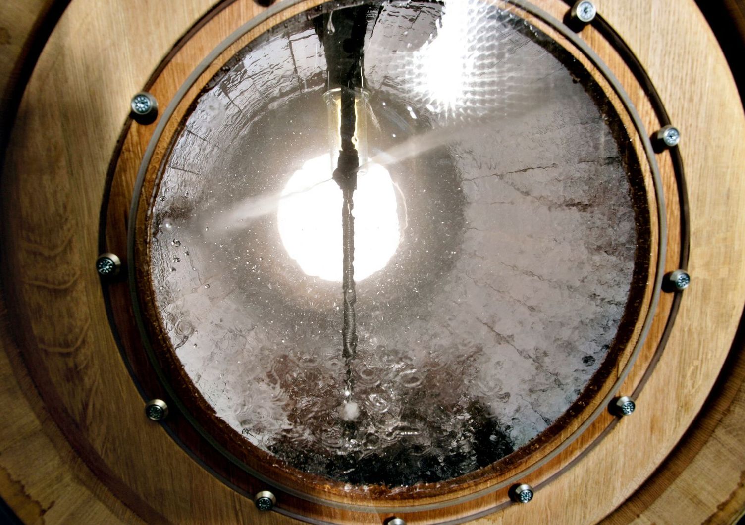Cleaning a wooden barrel with a barrel cleaner Cleaning a wooden barrel with a barrel cleaner