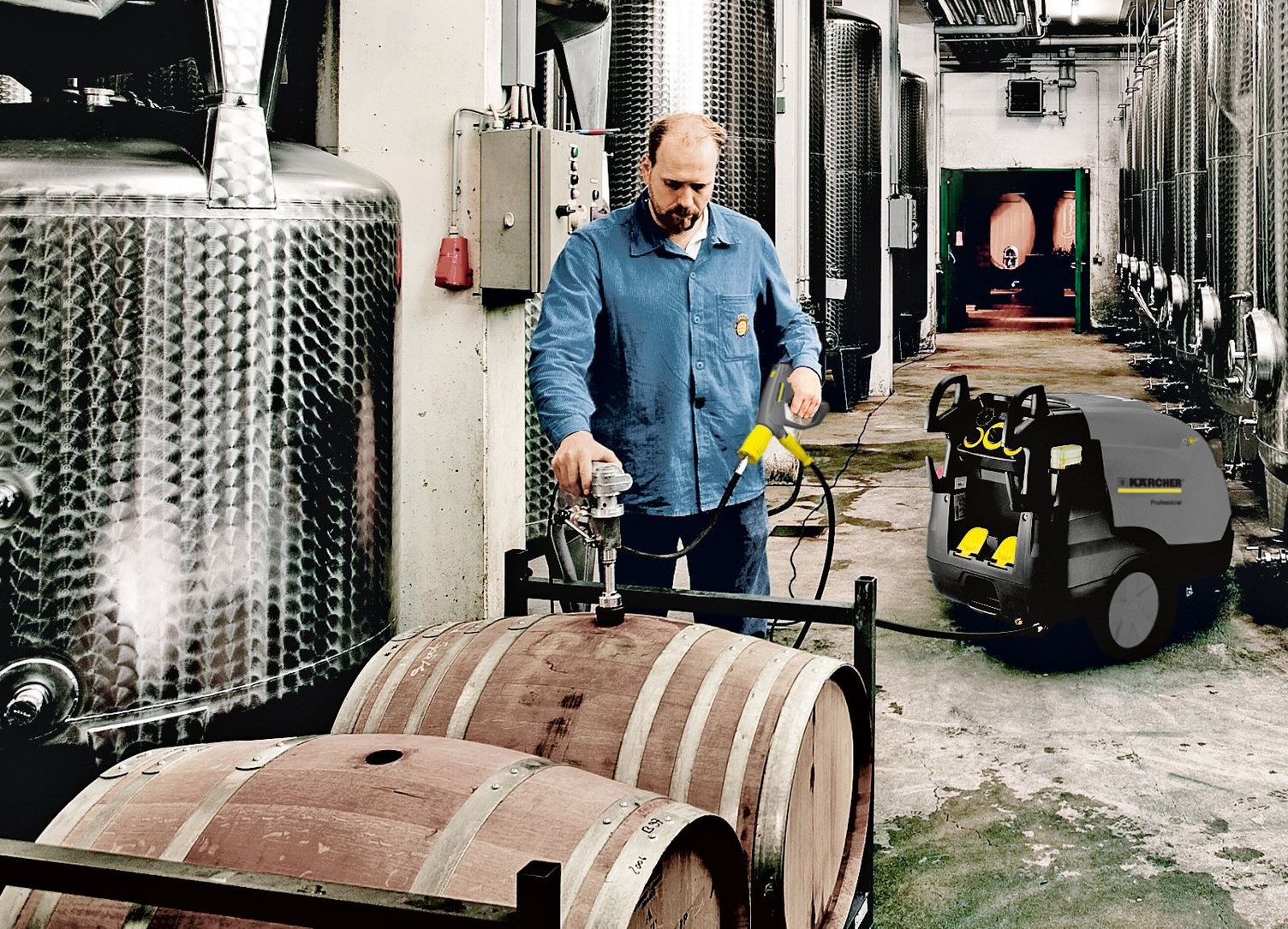 Wine barrel cleaning with a pressure cleaner Wine barrel cleaning with a Kärcher pressure cleaner