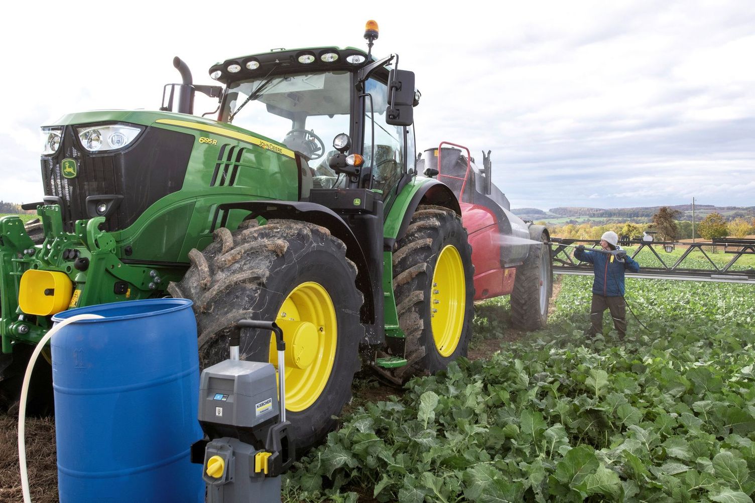Cleaning with a battery-powered pressure washer