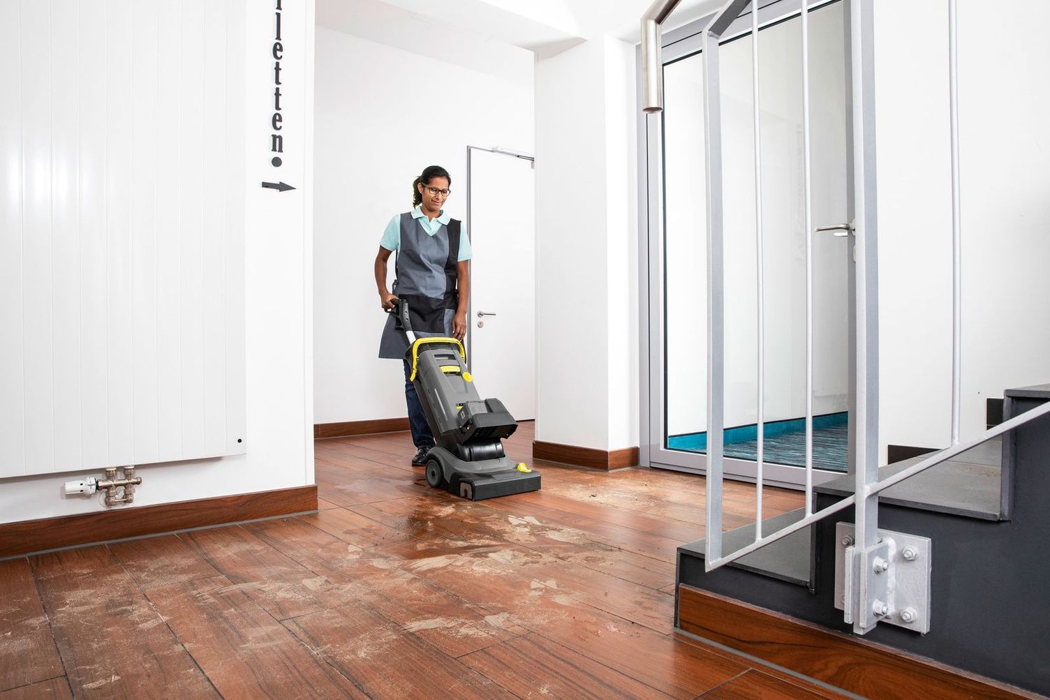 Cleaning steps with a scrubber drier Cleaning steps with a scrubber drier