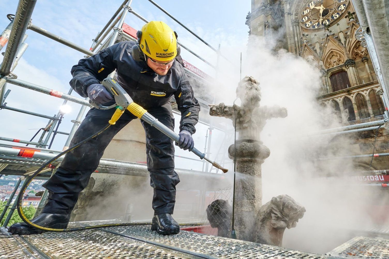 Pressure-free high-pressure cleaning A person cleans a monument element with a Kärcher High-Pressure Cleaner