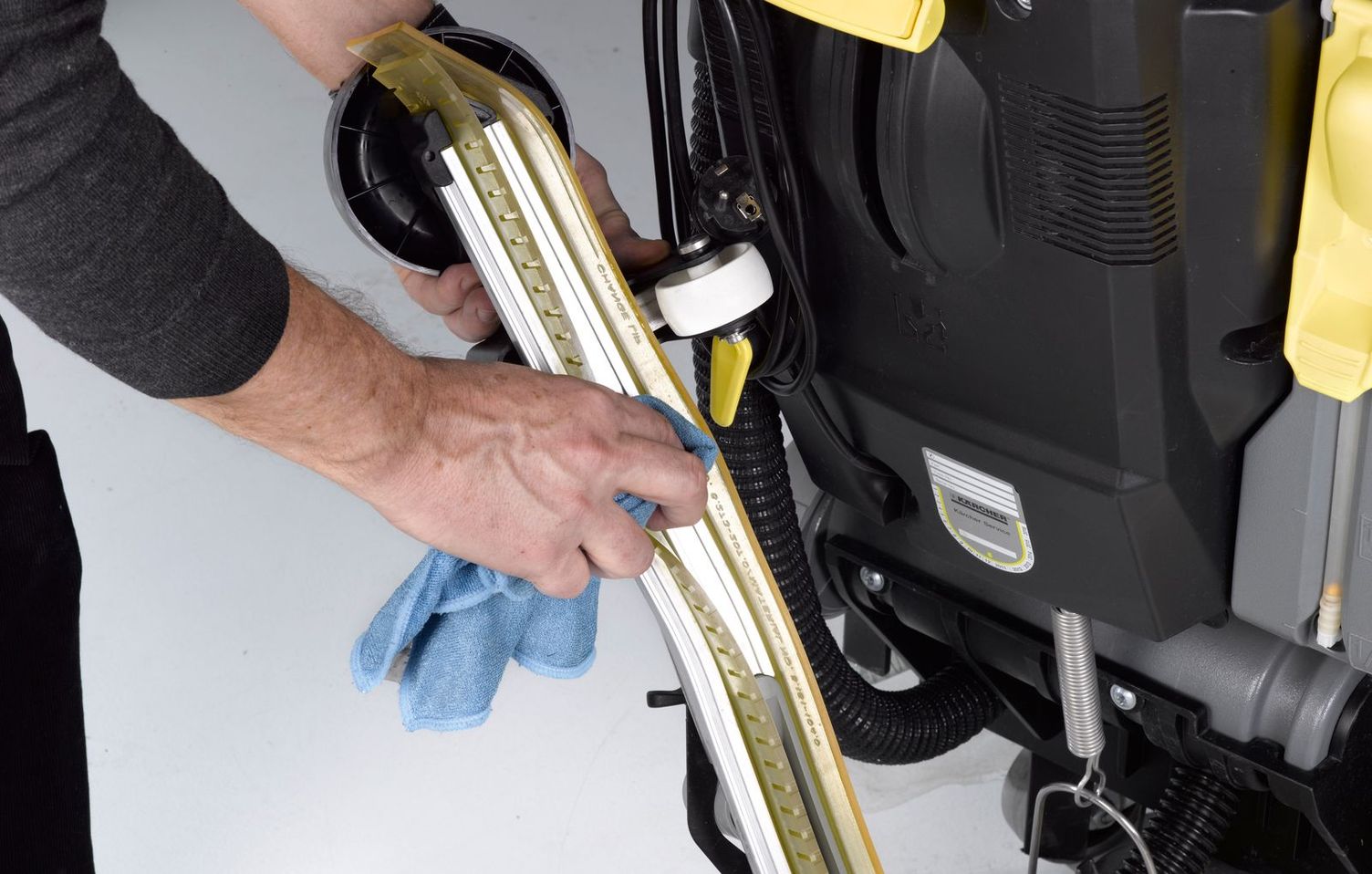 Cleaning the suction beam