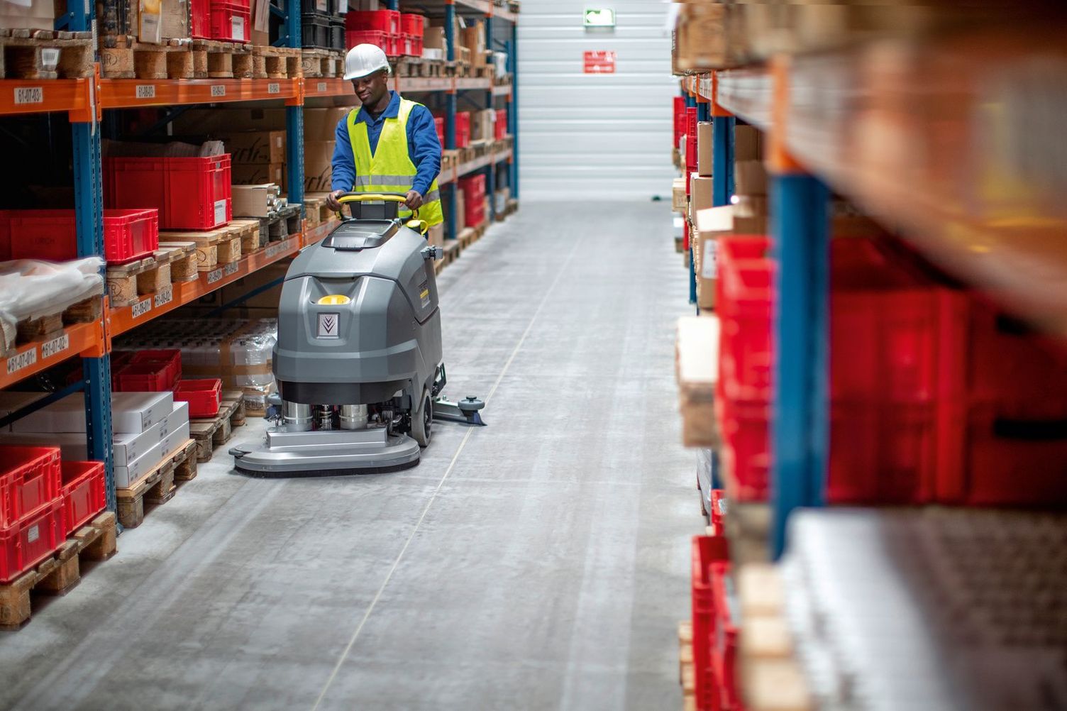 Scrubber drier for warehouse cleaning