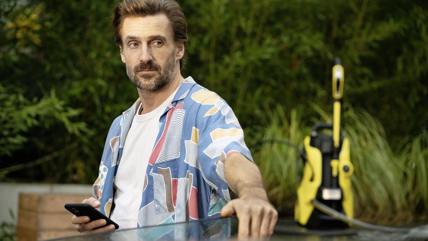 Man with pressure washer and Home & Garden app