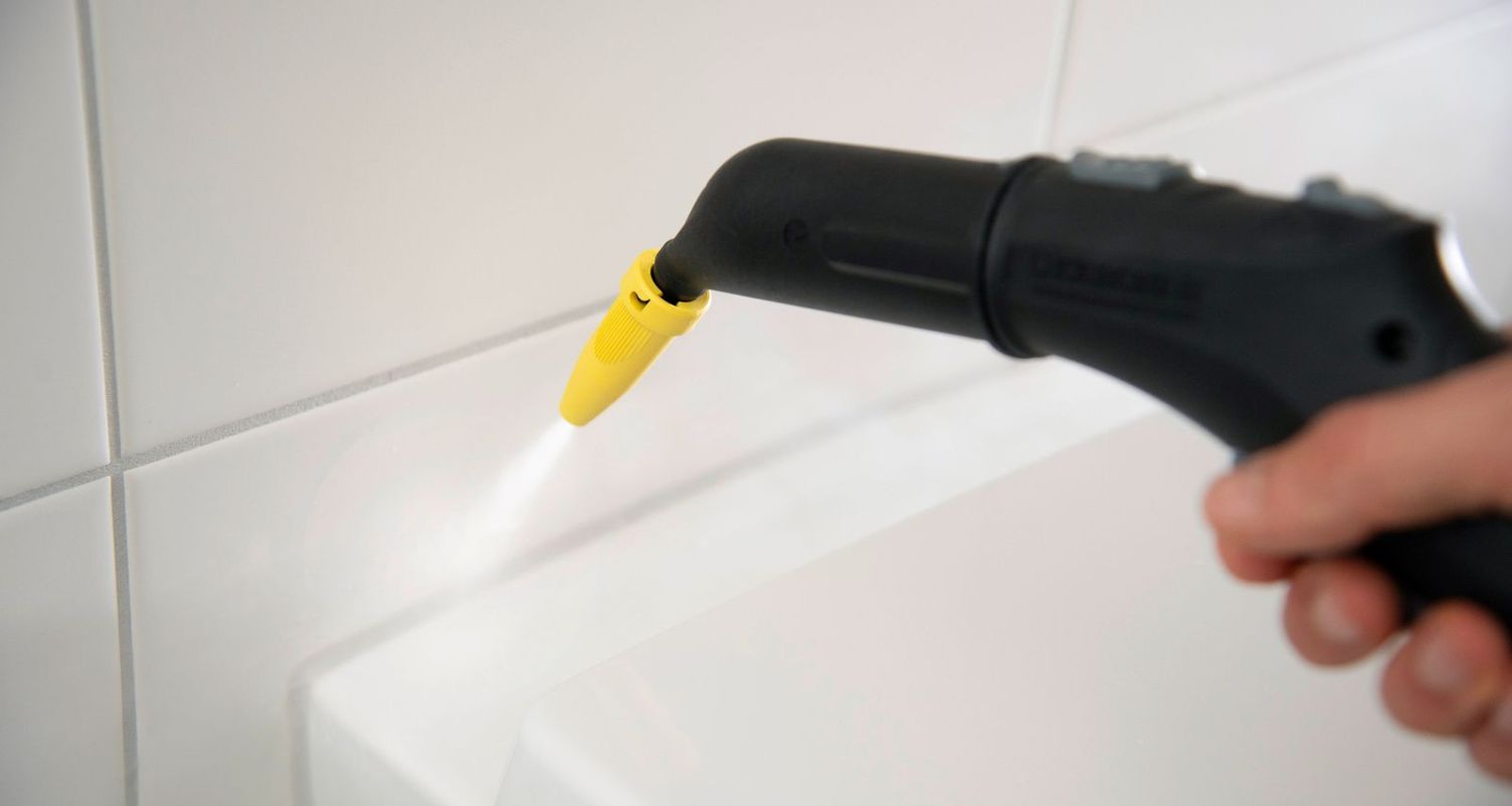 Cleaning silicone joints with the Kärcher steam cleaner