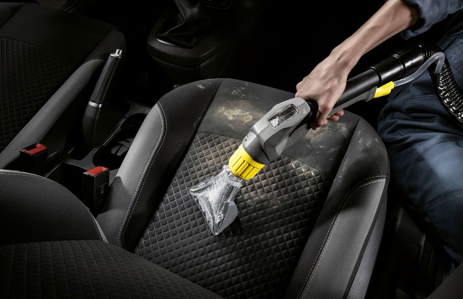 Cleaning seat upholstery with a Kärcher spray extraction unit