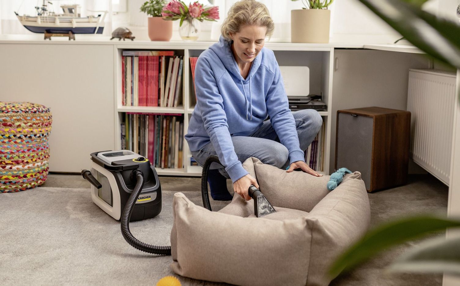 Removing dirt with a Kärcher spray extraction cleaner