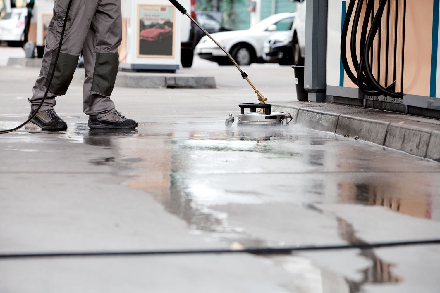 Forecourt cleaning with a surface cleaner Forecourt cleaning with a surface cleaner