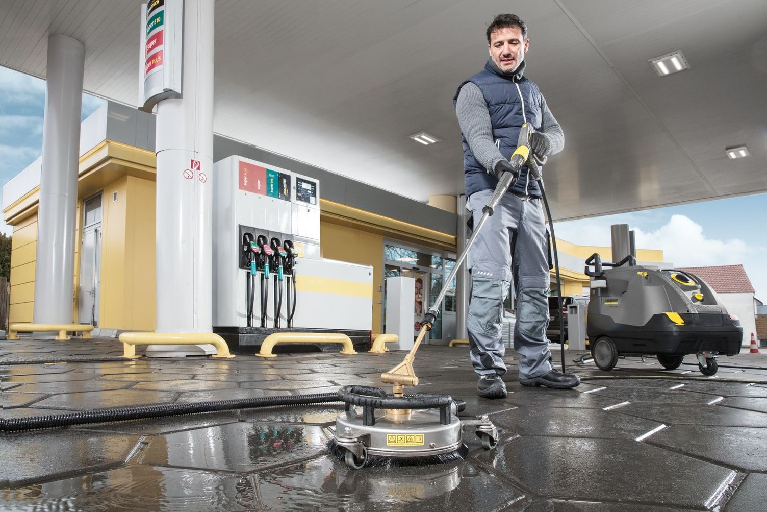 Forecourt cleaning with a high-pressure cleaner Forecourt cleaning with a high-pressure cleaner