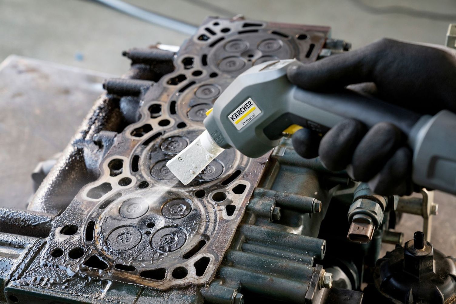 Parts cleaning with dry ice