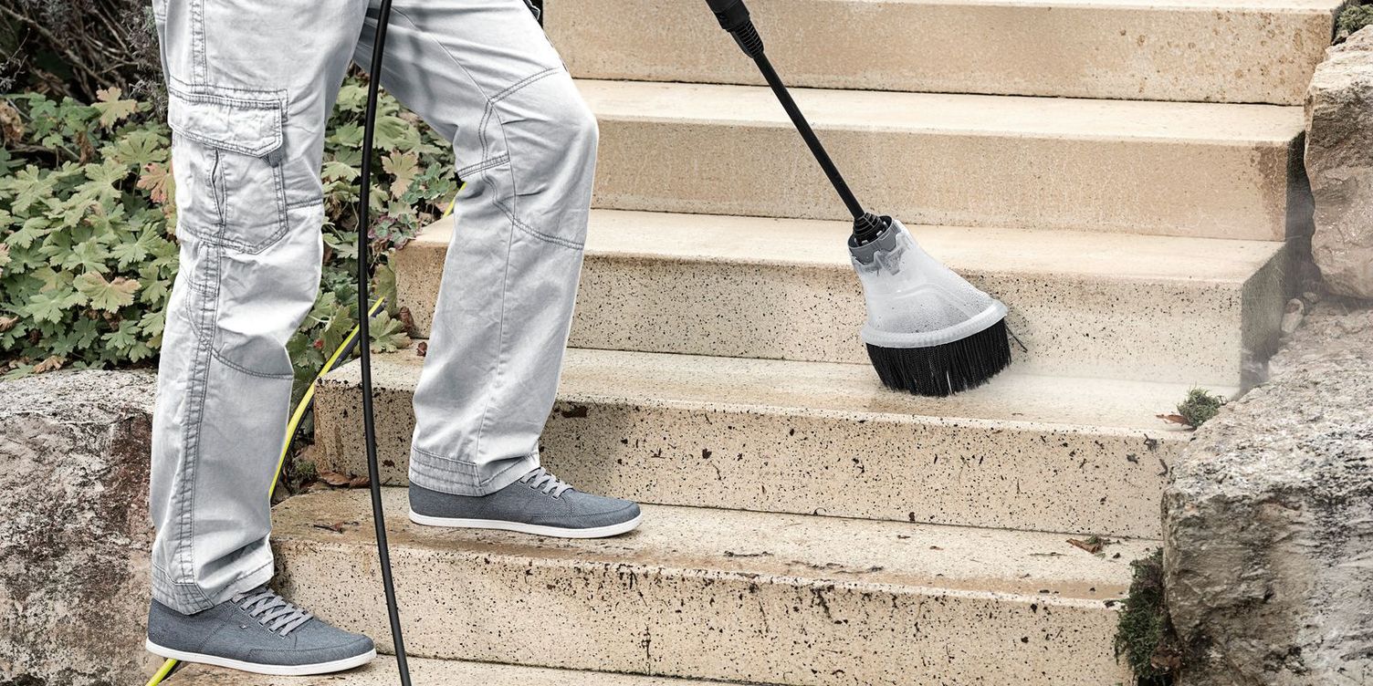 Removing moss with high pressure from stairs