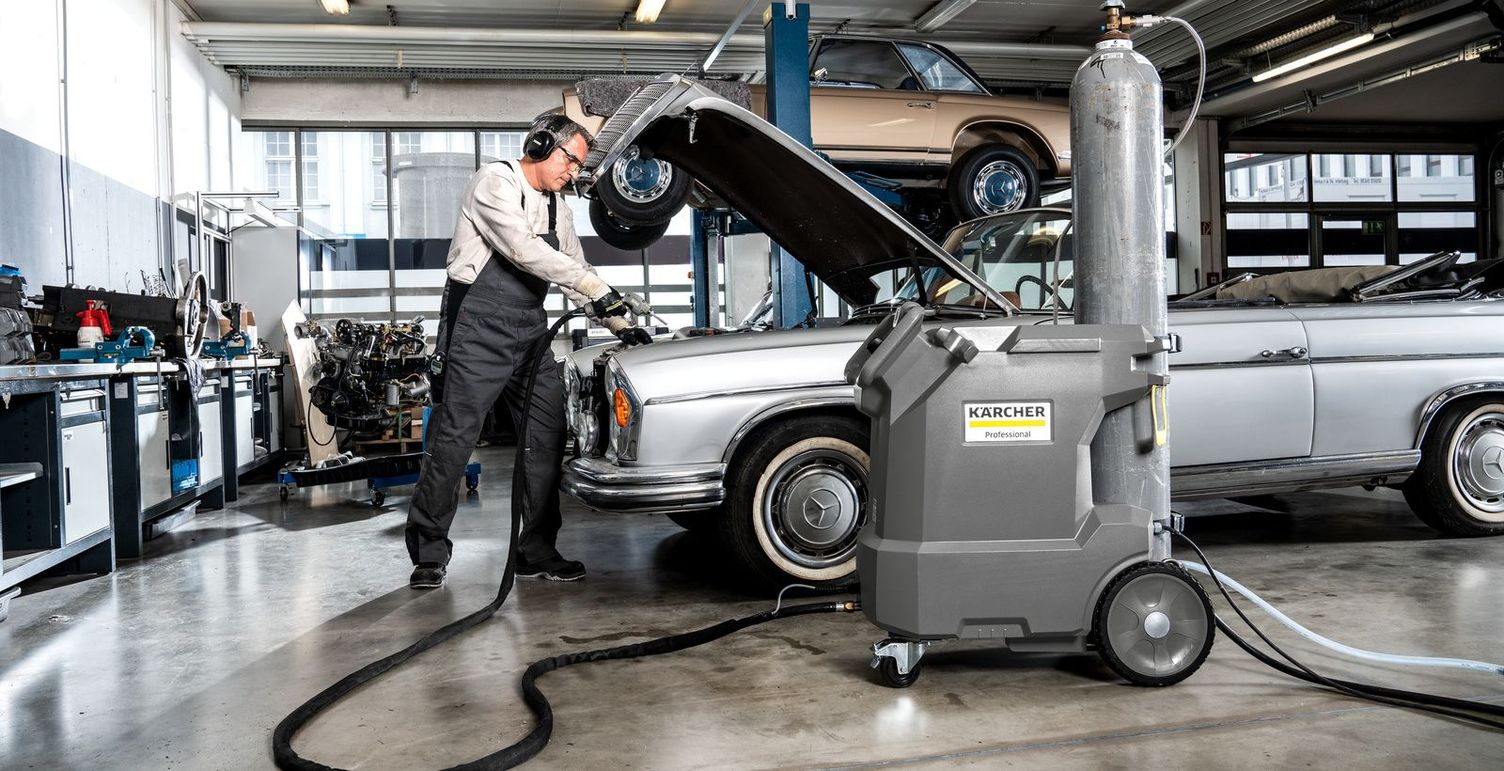 Kärcher Dry ice blasting a vehicle