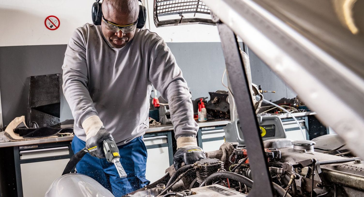 Dry ice cleaning in workshops Dry ice cleaning on vehicles