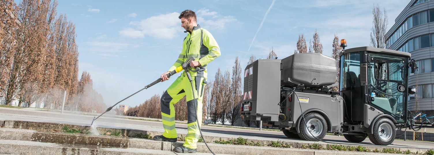 Removing weeds Removing weeds with Kärcher equipment