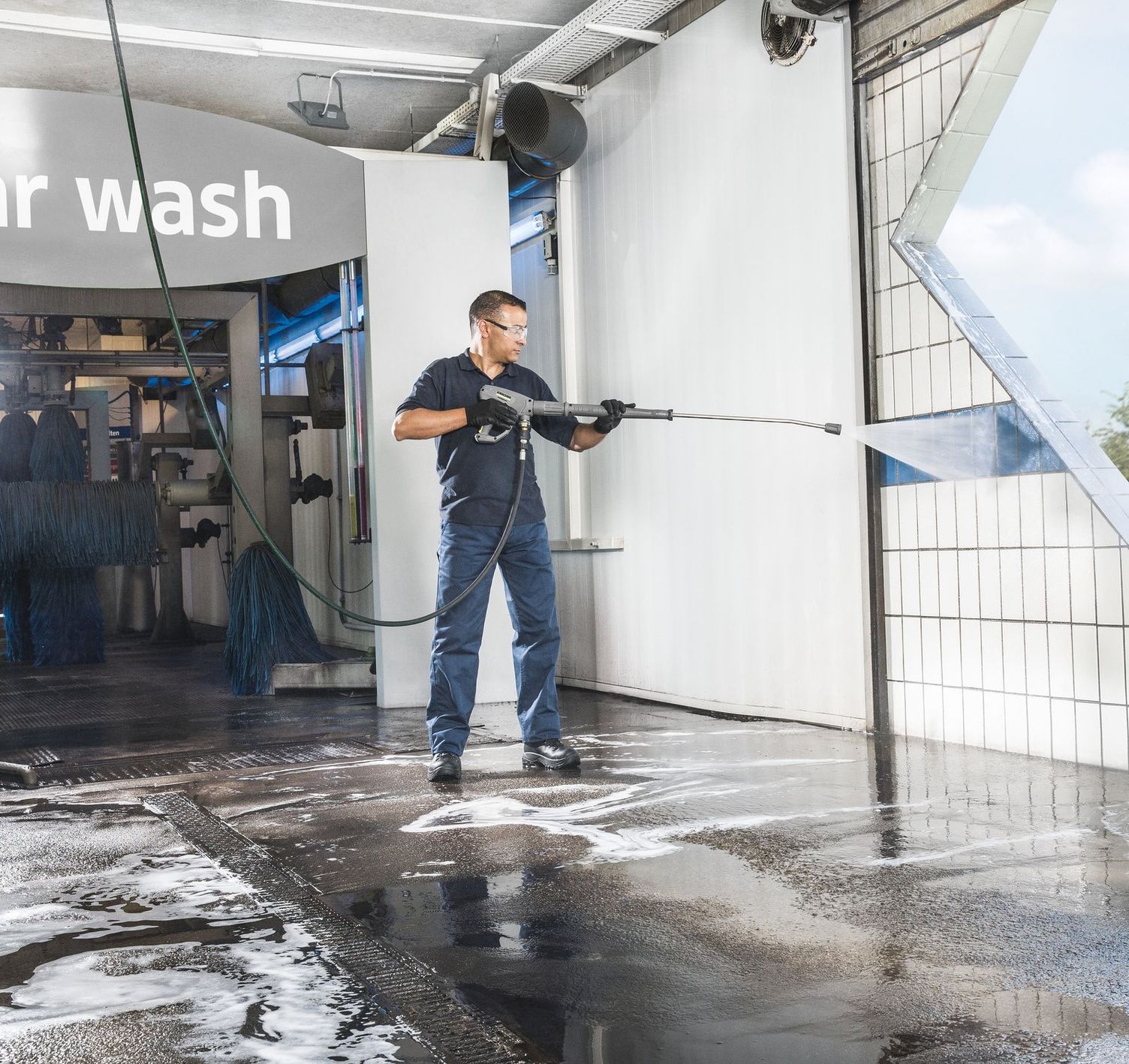 Cleaning walls in wash halls and vehicle wash systems with high pressure Cleaning walls in wash halls and vehicle wash systems with high pressure
