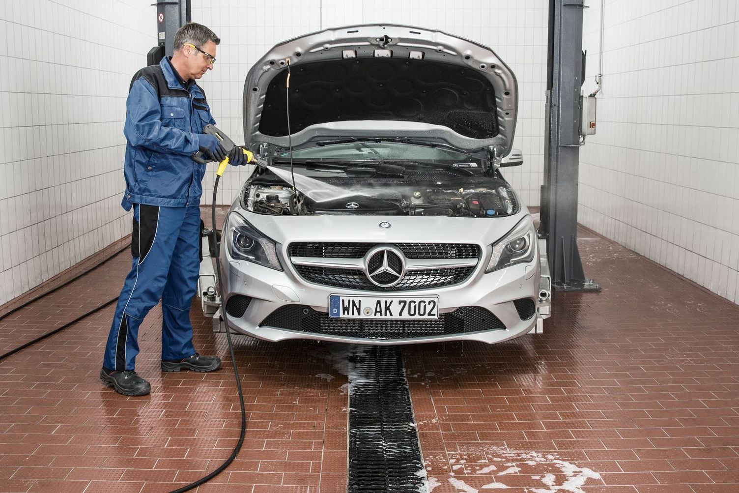 Car workshop wash bay cleaning 02