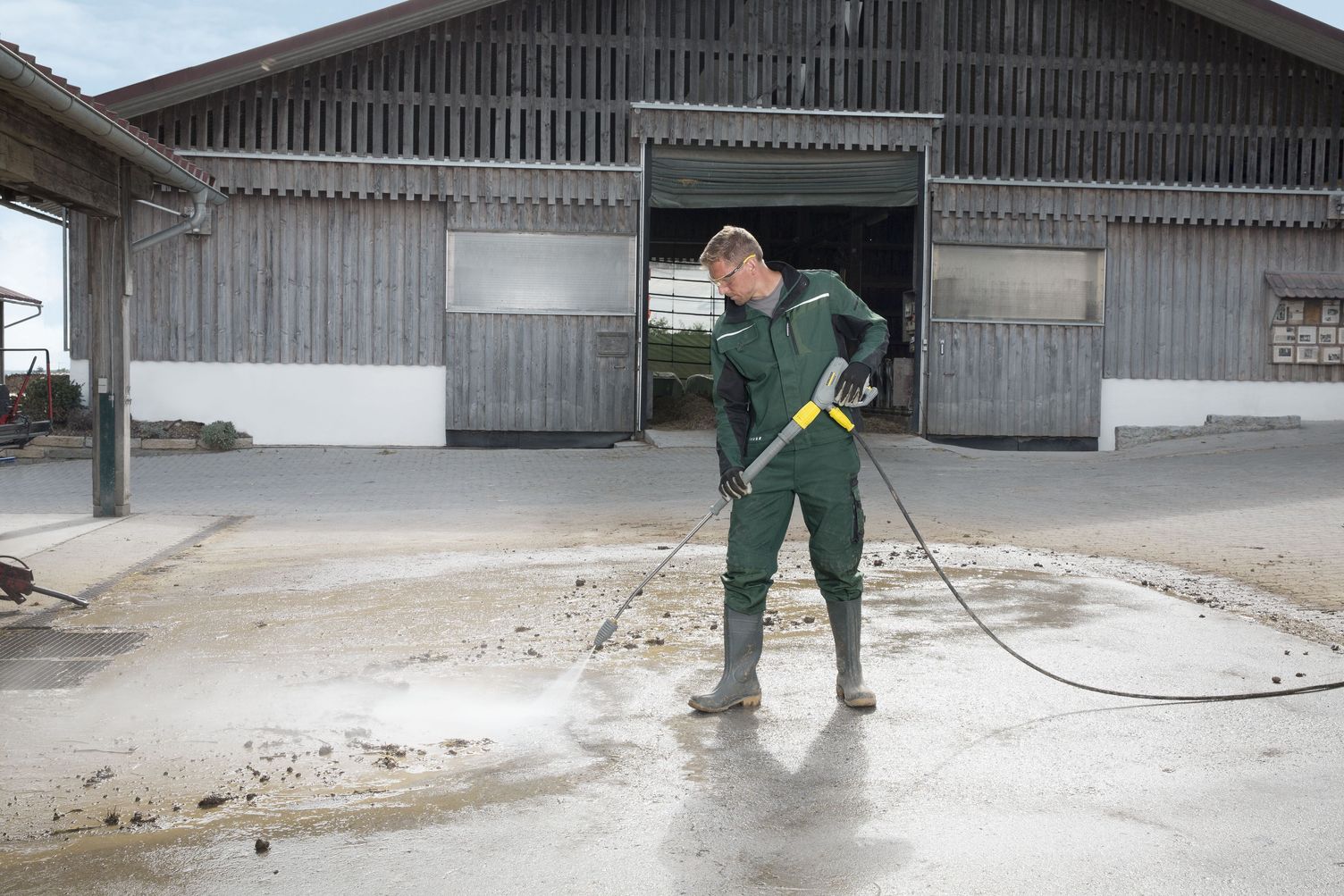 Cleaning and maintaining the wash station