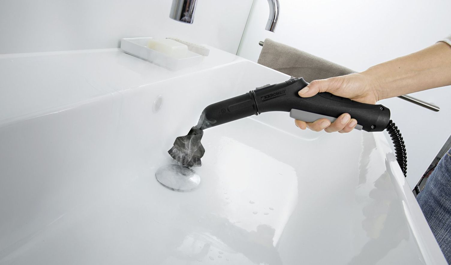 Cleaning a washbasin with steam Kärcher tips for cleaning the bathroom