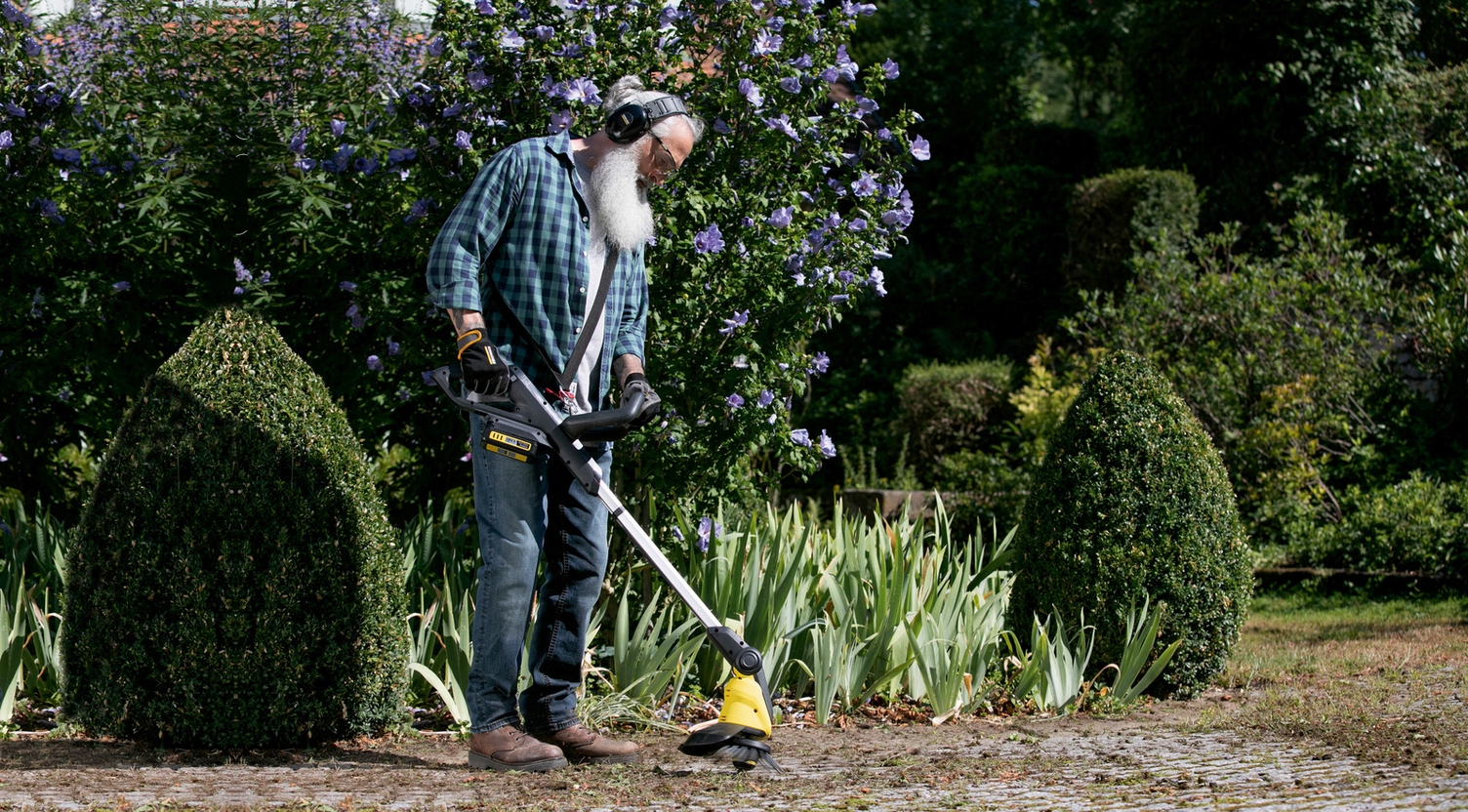 Removing weed with the Kärcher weed remover
