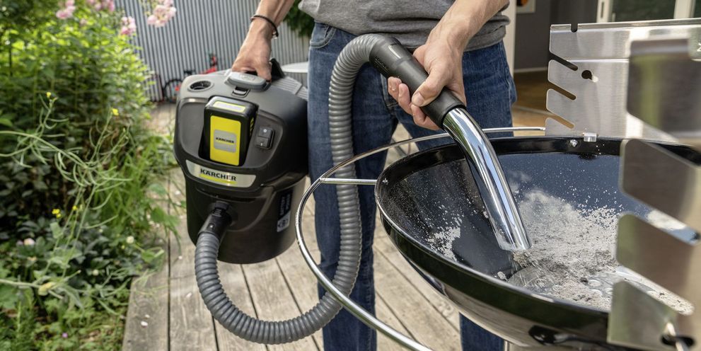 Ash is vacuumed from a grill using the Kärcher ash vacuum AD 2 battery