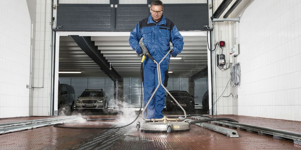 High-pressure cleaning of wash halls High-pressure cleaning of wash halls
