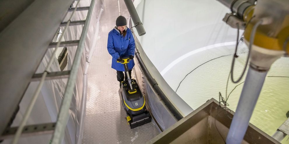 Floor cleaning with a scrubber dryer Floor cleaning with a scrubber-dryer