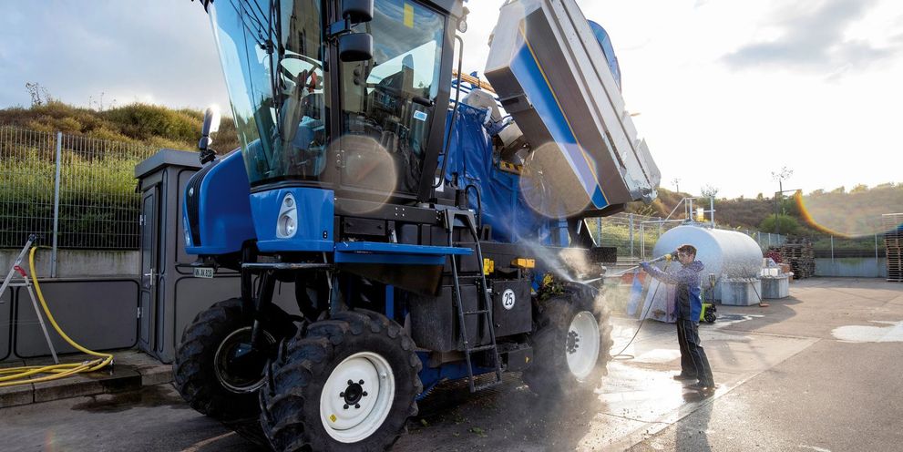 Clean harvesting equipment and containers