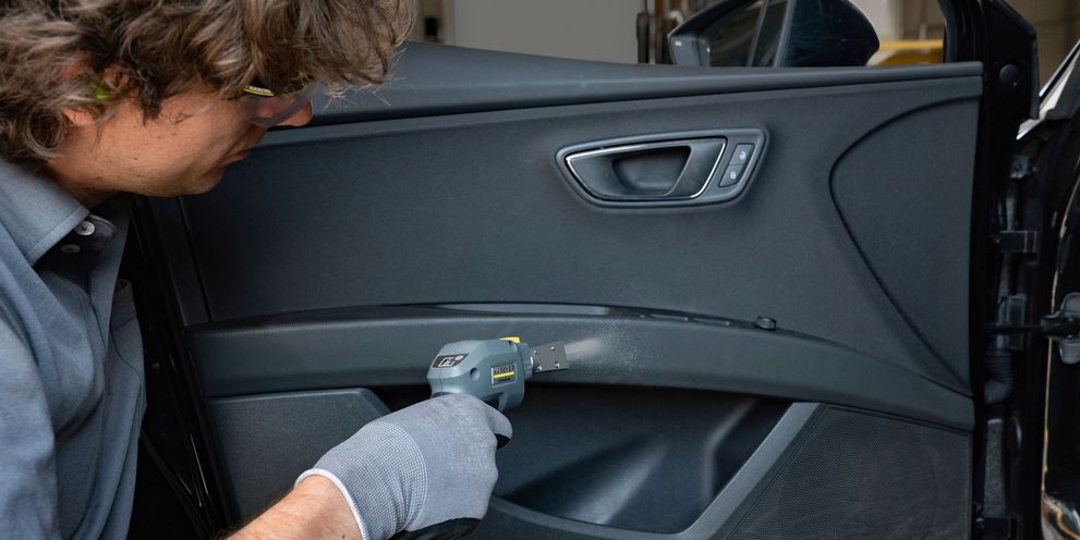 Cleaning car doors with a Kärcher dry ice blaster