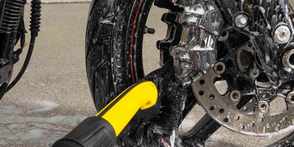 Motorcycle rims are cleaned with the Kärcher wheel washing brush