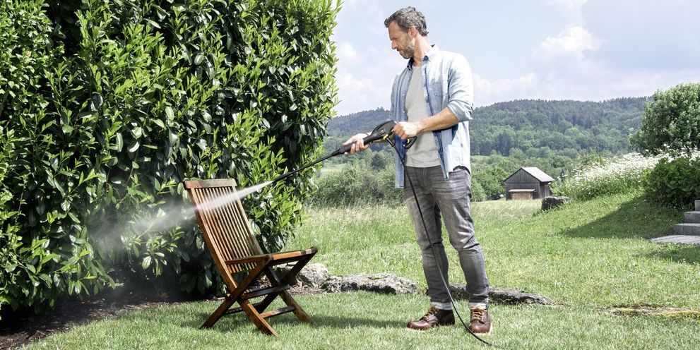Kärcher: Cleaning garden furniture
