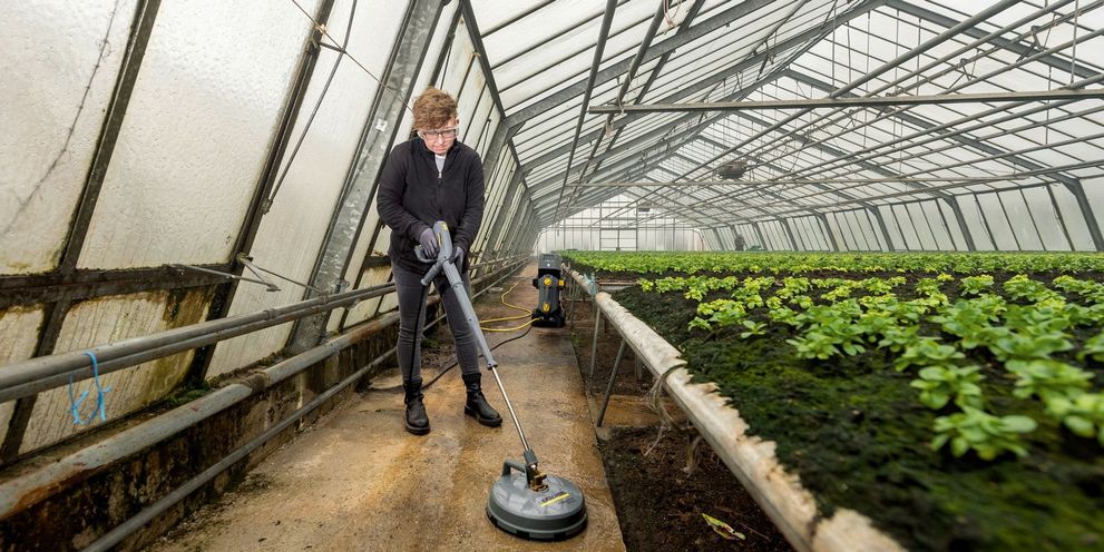 Kärcher: Cleaning greenhouses
