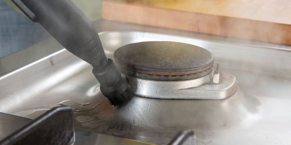 Cleaning the hob with a round brush and steam Cleaning the hob with a round brush and steam