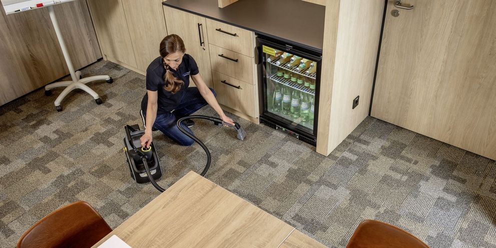 Cleaning of dust control mats and door mats with Kärcher Puzzi 9/1 Bp Cleaning of dust control mats and door mats with Kärcher Puzzi 9/1 Bp