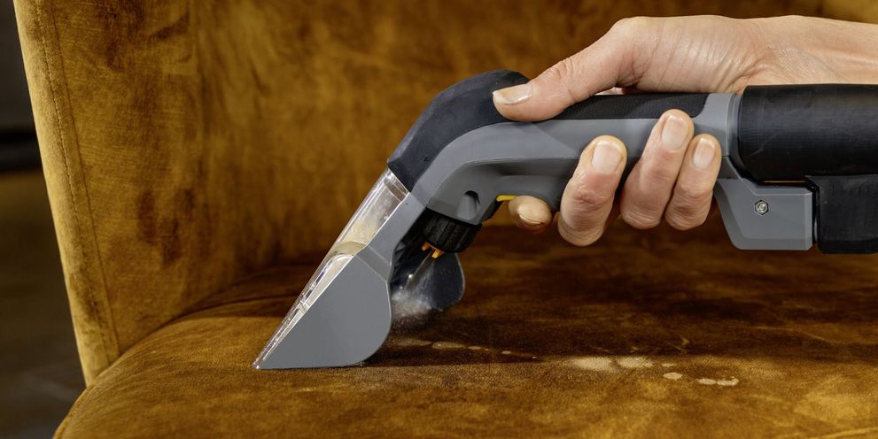 A sun lounger is cleaned with the Puzzi 9/1 Bp A sun lounger is cleaned with the Puzzi 9/1 Bp