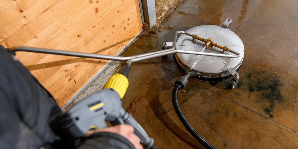 Wet cleaning in the horse stall 2 View from above: Kärcher surface cleaner in action