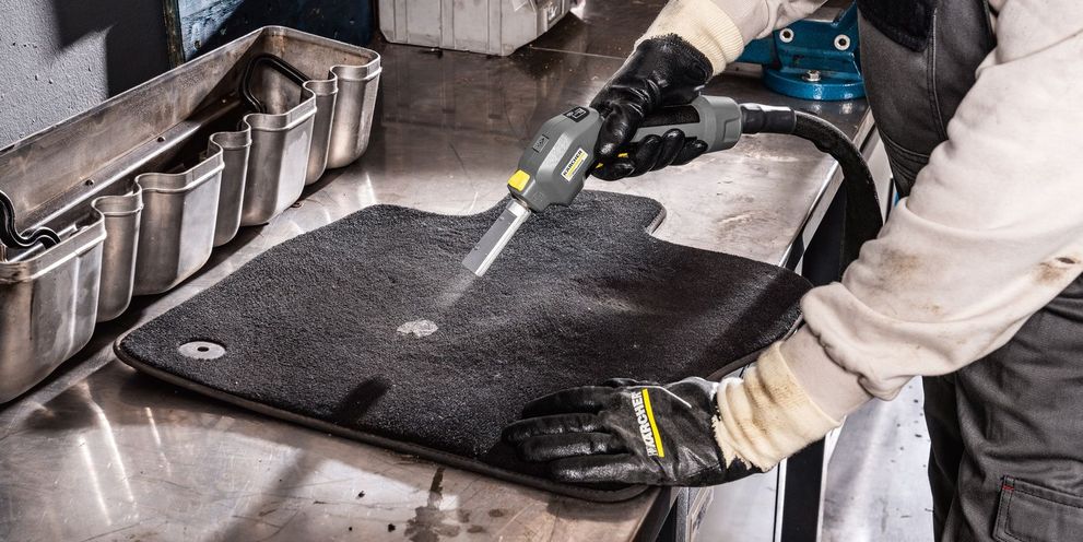 Cleaning the interior with a Kärcher dry ice blaster