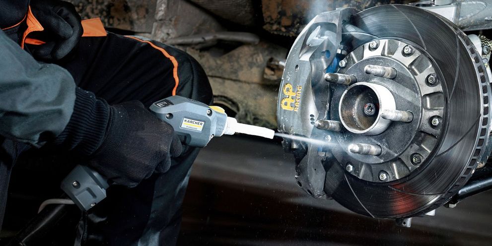 Cleaning metal parts with dry ice Cleaning metal parts with a Kärcher dry ice blaster