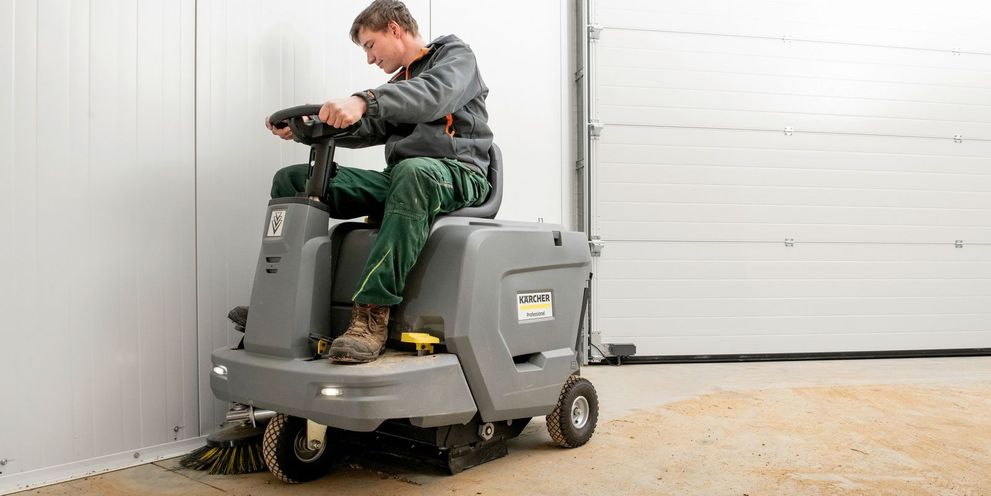 Cleaning potato storerooms using sweepers Cleaning potato storerooms using a Kärcher sweeper