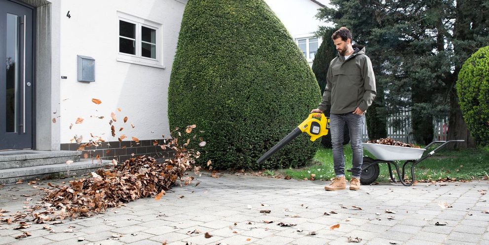 Clearing leaves Kärcher tips: Clearing leaves