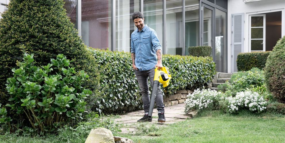 Removing year-round dirt and leaves with a leaf blower Removing year-round dirt and leaves with a Kärcher leaf blower