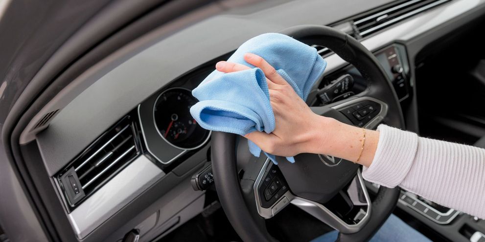 Clean and care for a leather steering wheel with Kärcher care products