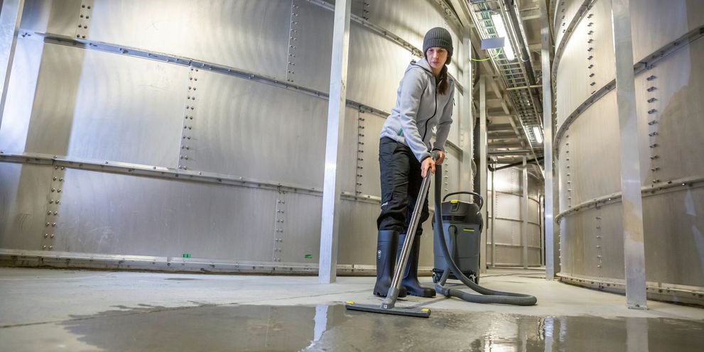 Floor cleaning with a wet and dry vacuum cleaner Floor cleaning with a wet/dry vacuum