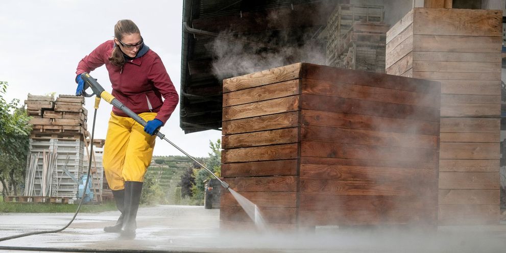 Cleaning potato warehouses with a high-pressure cleaner Cleaning potato warehouses with a Kärcher high-pressure cleaner