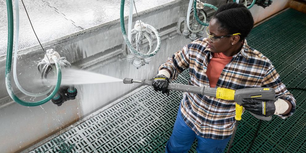 Milking parlour cleaning with a high pressure washer